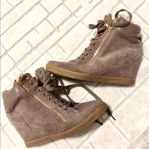 STEVE MADDEN: Suede, wedge sneakers